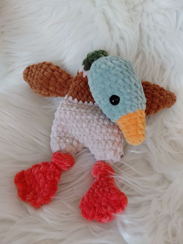 Canard col vert moux et plat entièrement crocheté à la main avec du fil de velours