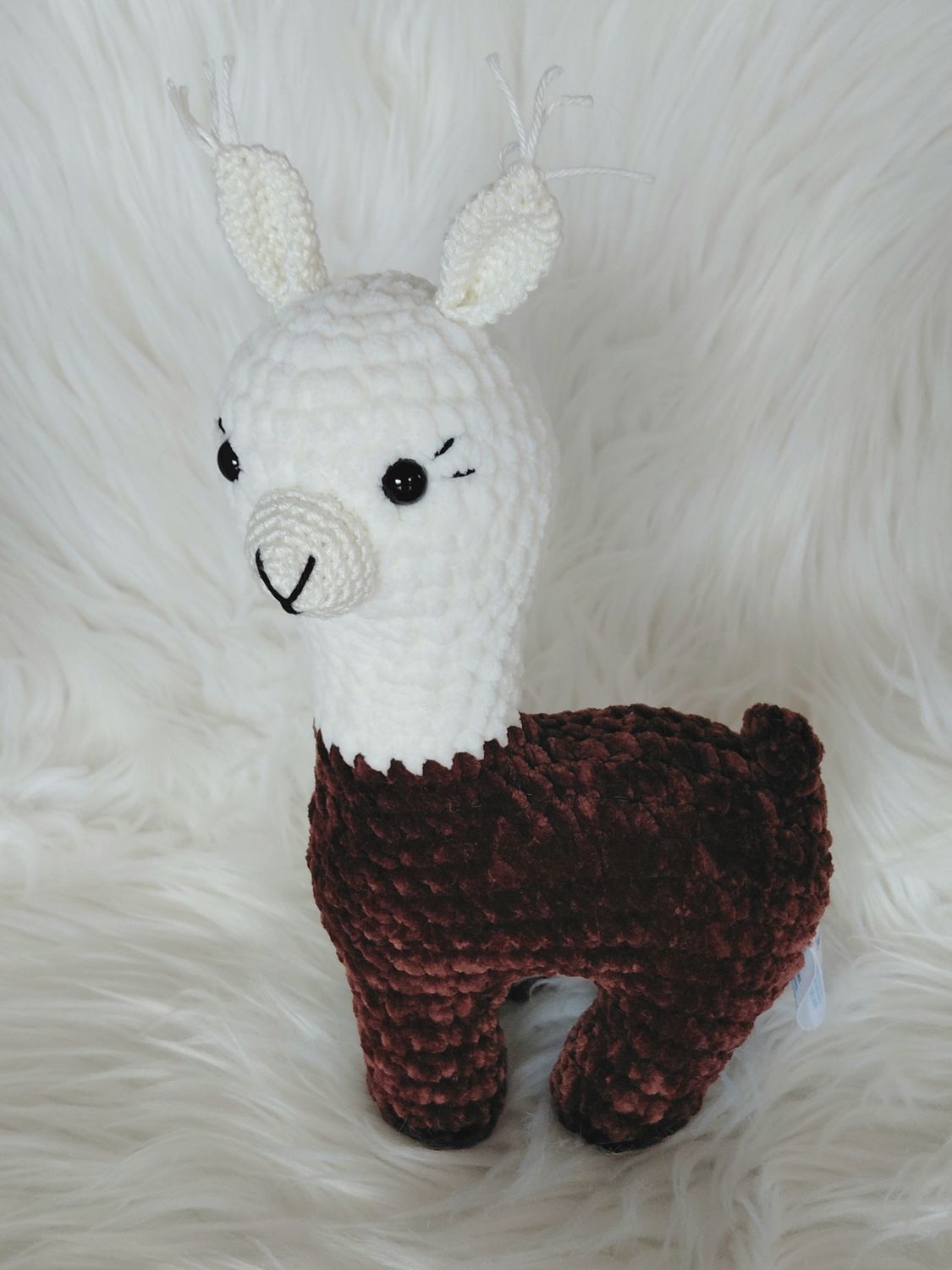 Lama marron crocheté en fil de velours