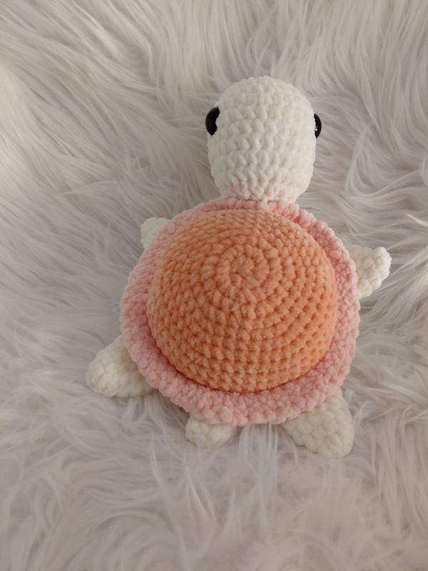 Tortue gr. crocheté en fil de velours couleur abricot