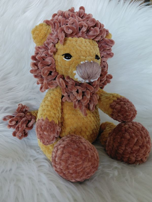 Lion crocheté en fil de velours chenille camel marron