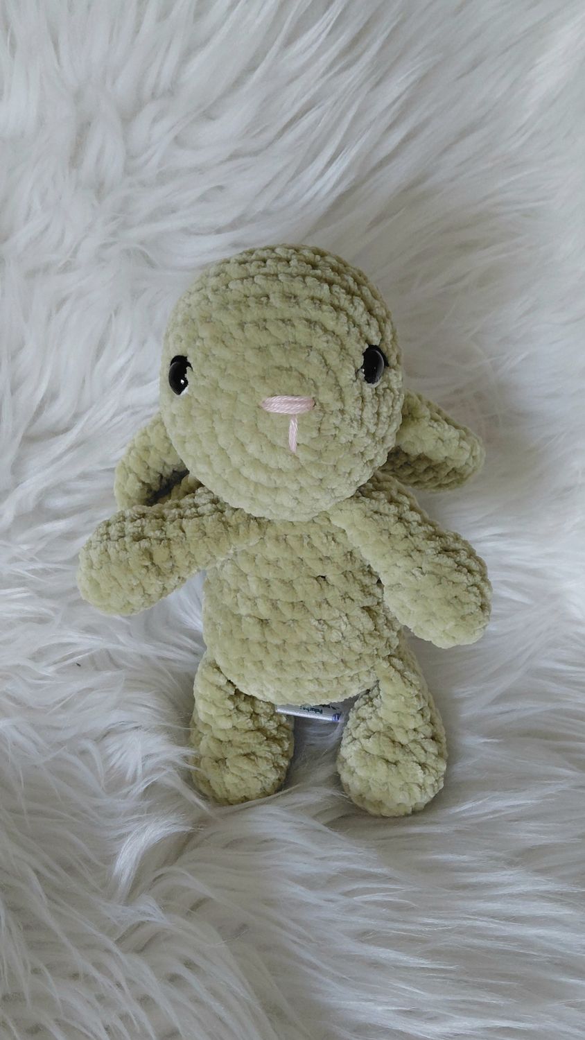 Lapin couleur vert pistache crocheté en fil chenille velours