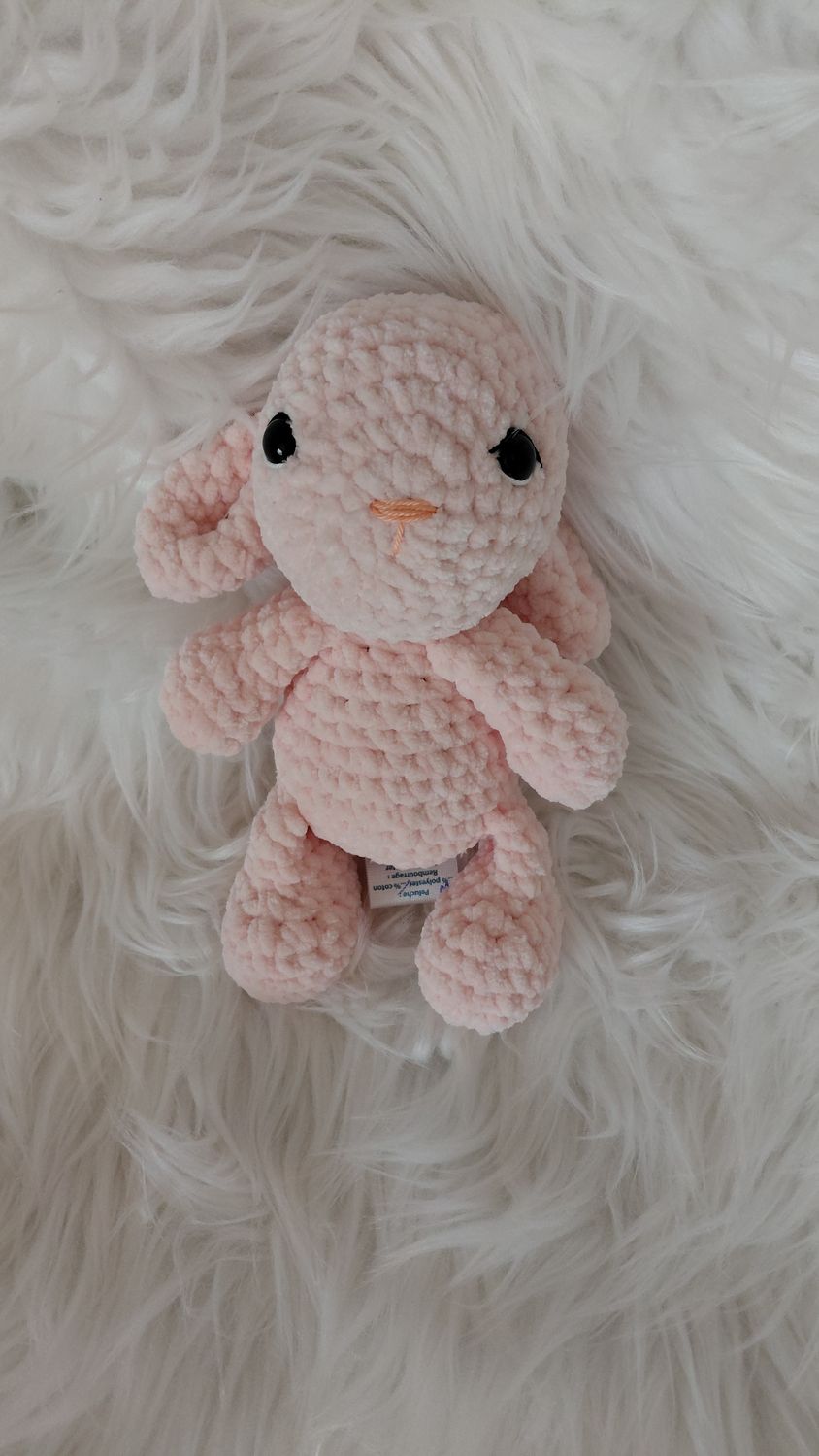 Lapin couleur rose pâle crocheté en fil chenille velours Lapin couleur rose pâle crocheté en fil chenille velours