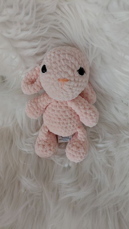 Lapin couleur rose pâle crocheté en fil chenille velours