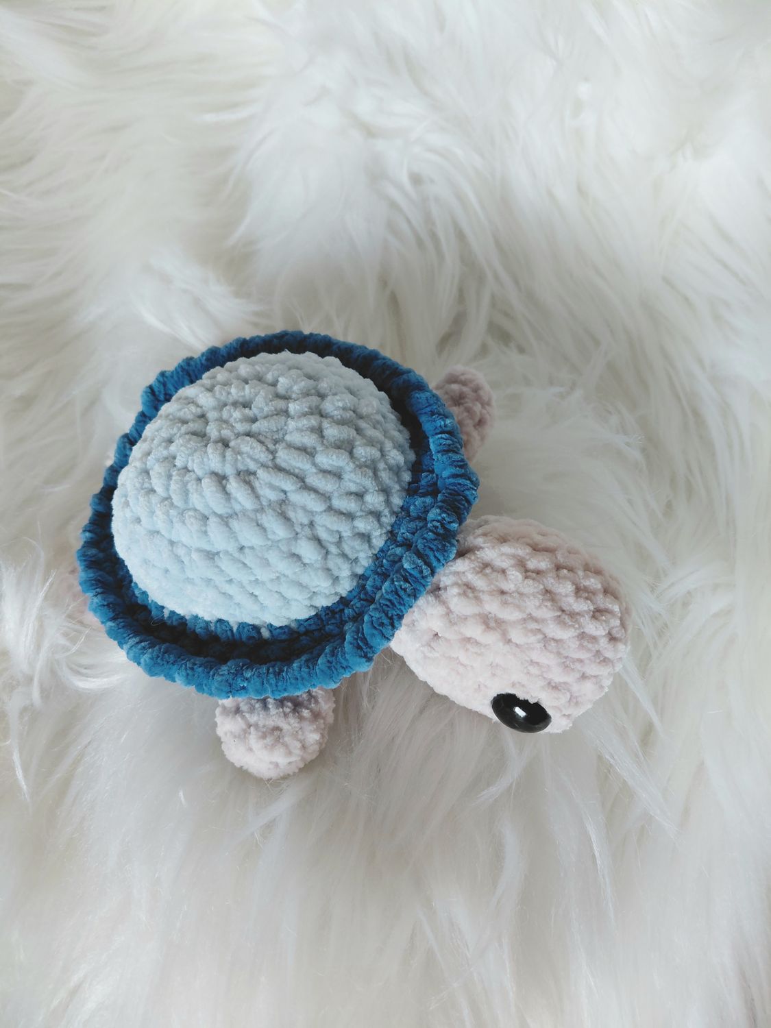 Tortue pt. crocheté en fil de velours couleur bleu Tortue pt. crocheté en fil de velours couleur bleu