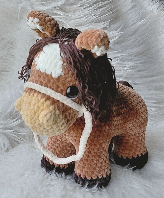 Cheval marron crocheté en fil chenille velours et fil coton