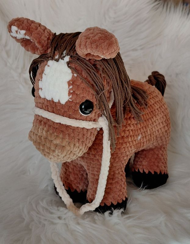 Cheval marron crocheté en fil chenille (velours )et fil coton marron foncé
