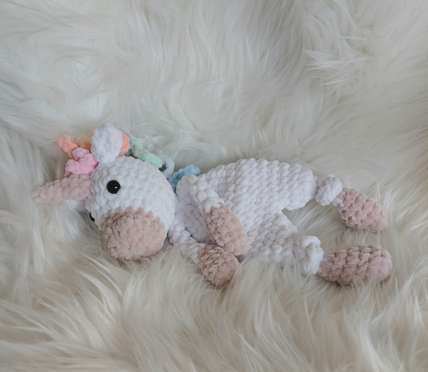 Licorne moux et plat crocheté en fil velours