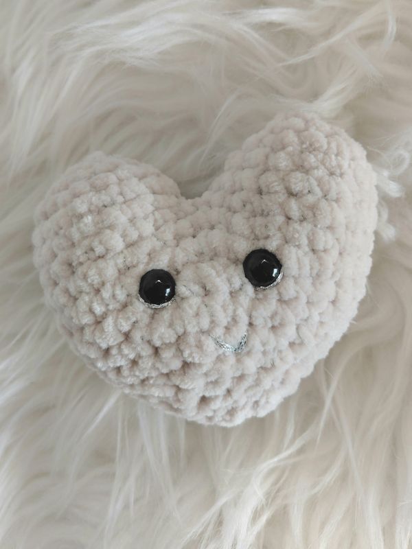 Cœur crocheté en fil de velours crème/argenté