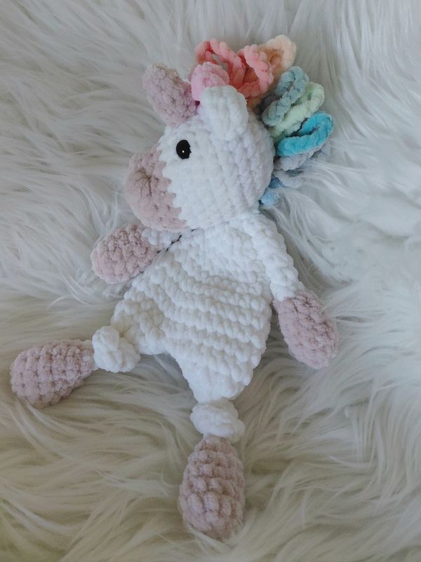 Licorne moux et plat crocheté en fil velours