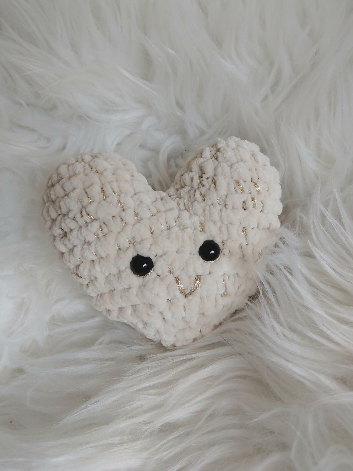 Cœur crocheté en fil de velours vanille/doré Cœur crocheté en fil de velours vanille/doré