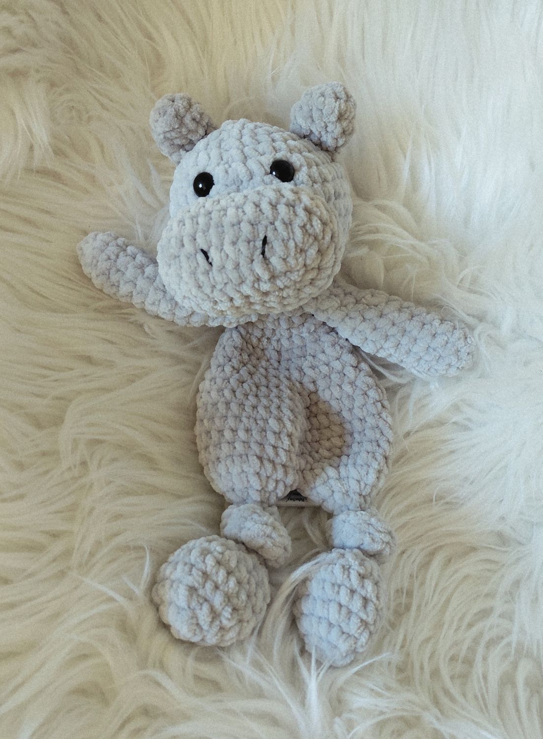 Hippopotame moux et plat crocheté en fil de velours gris clair