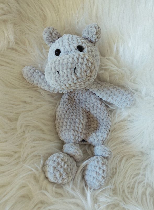 Hippopotame moux et plat crocheté en fil de velours gris clair