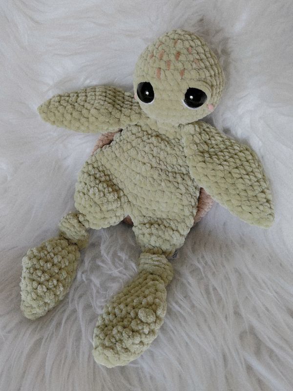 Tortue avec carapace moux et plat crocheté en fil de velours vert et marron