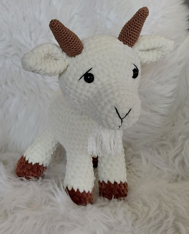 Doudou Chèvre à quatre pattes crocheté en fil de velours couleur crème et marron