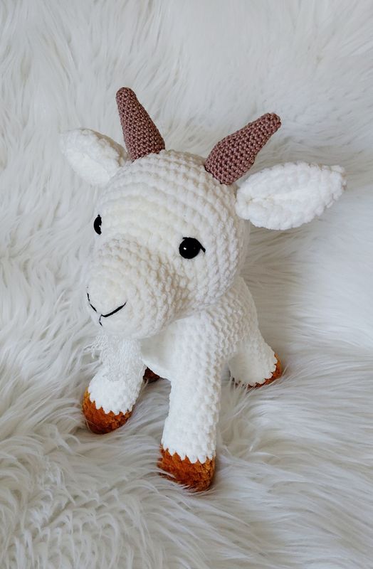 Chèvre à quatre pattes crocheté en fil de velours couleur crème et marron