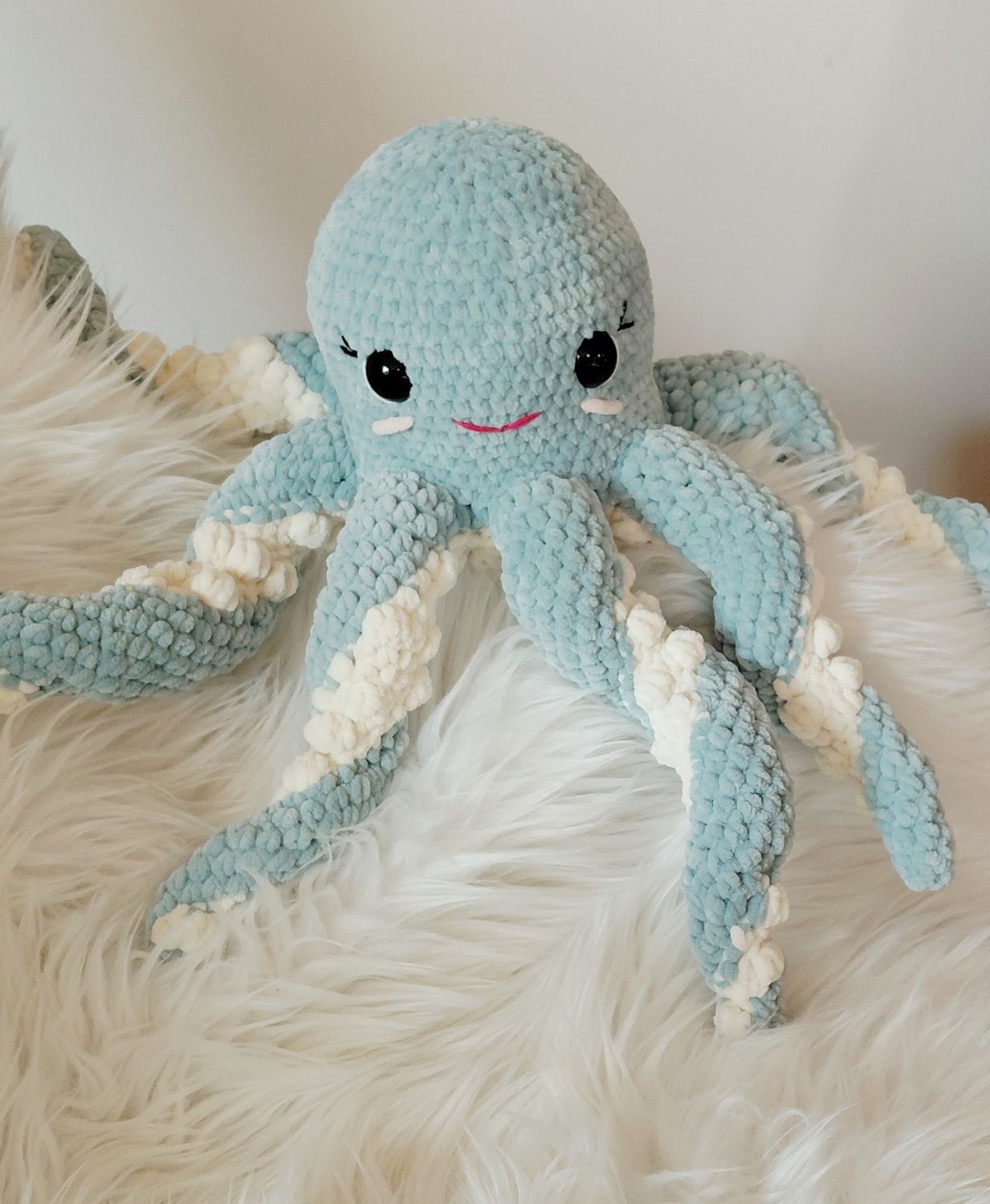 Doudou grand Poulpe avec 8 tentacules crocheté en fil de velours vert menthe et crème Doudou grand Poulpe avec 8 tentacules crocheté en fil de velours vert menthe et crème