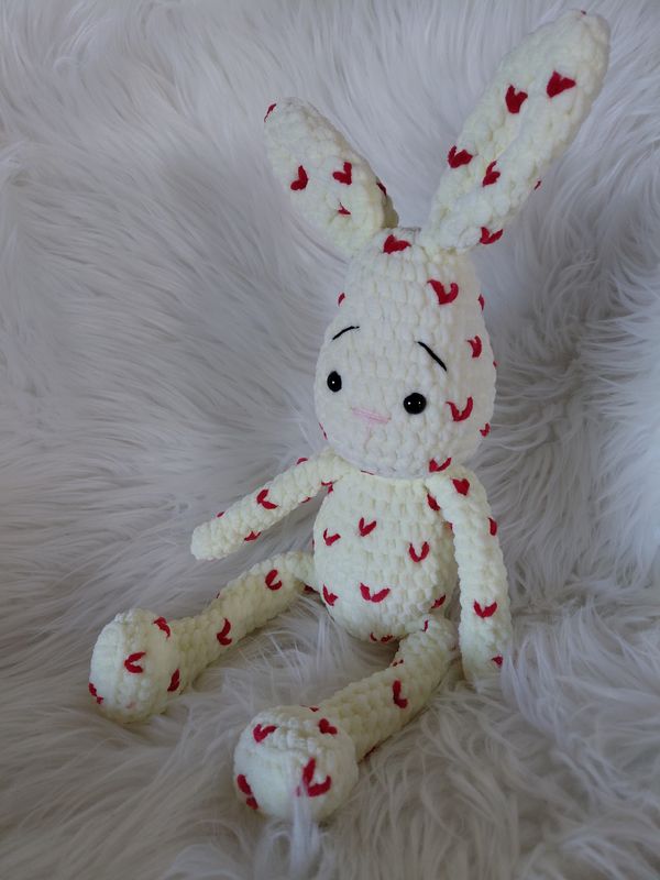 Doudou lapin  avec coeurs brodé crocheté en fil de velours couleur vanille