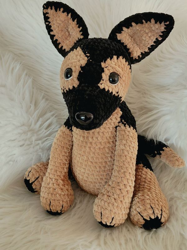 Chien "Berger Allemand" crocheté en fil de velours noir et beige