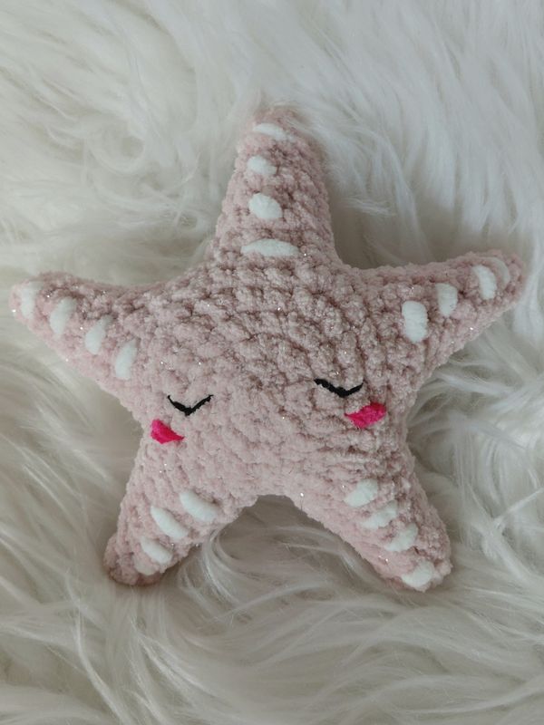 Etoile de mer crocheté en fil de velours rose avec fil argenté