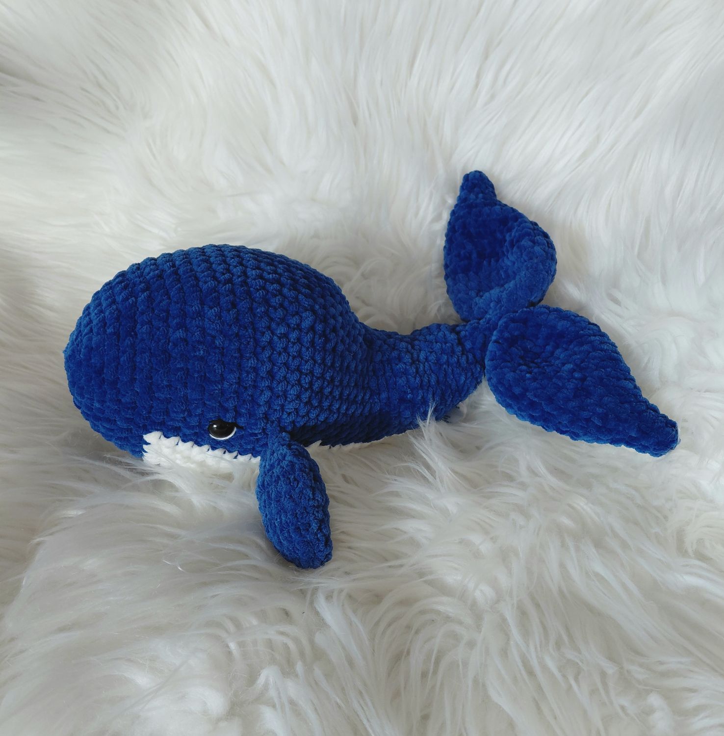 Baleine bleu pétrole crocheté en fil de velours