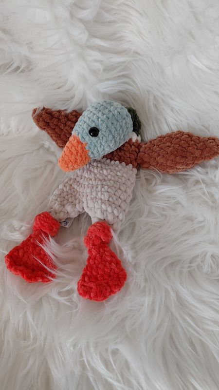 Canard col vert moux et plat entièrement crocheté à la main avec du fil de velours