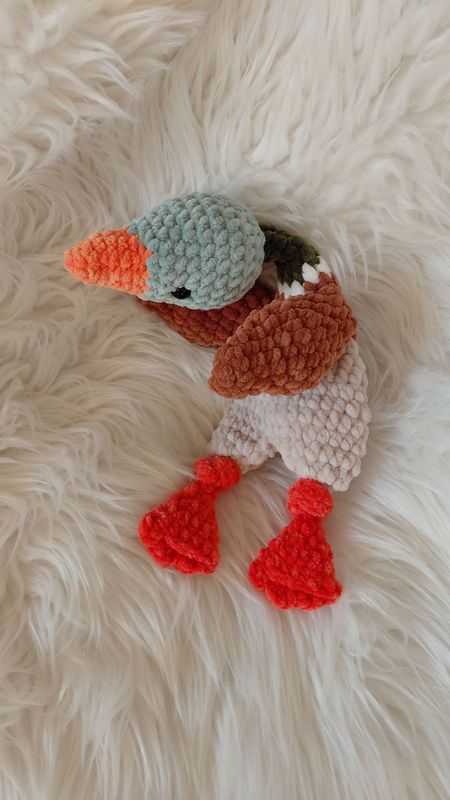 Canard col vert mou et plat entièrement crocheté à la main avec du fil de velours
