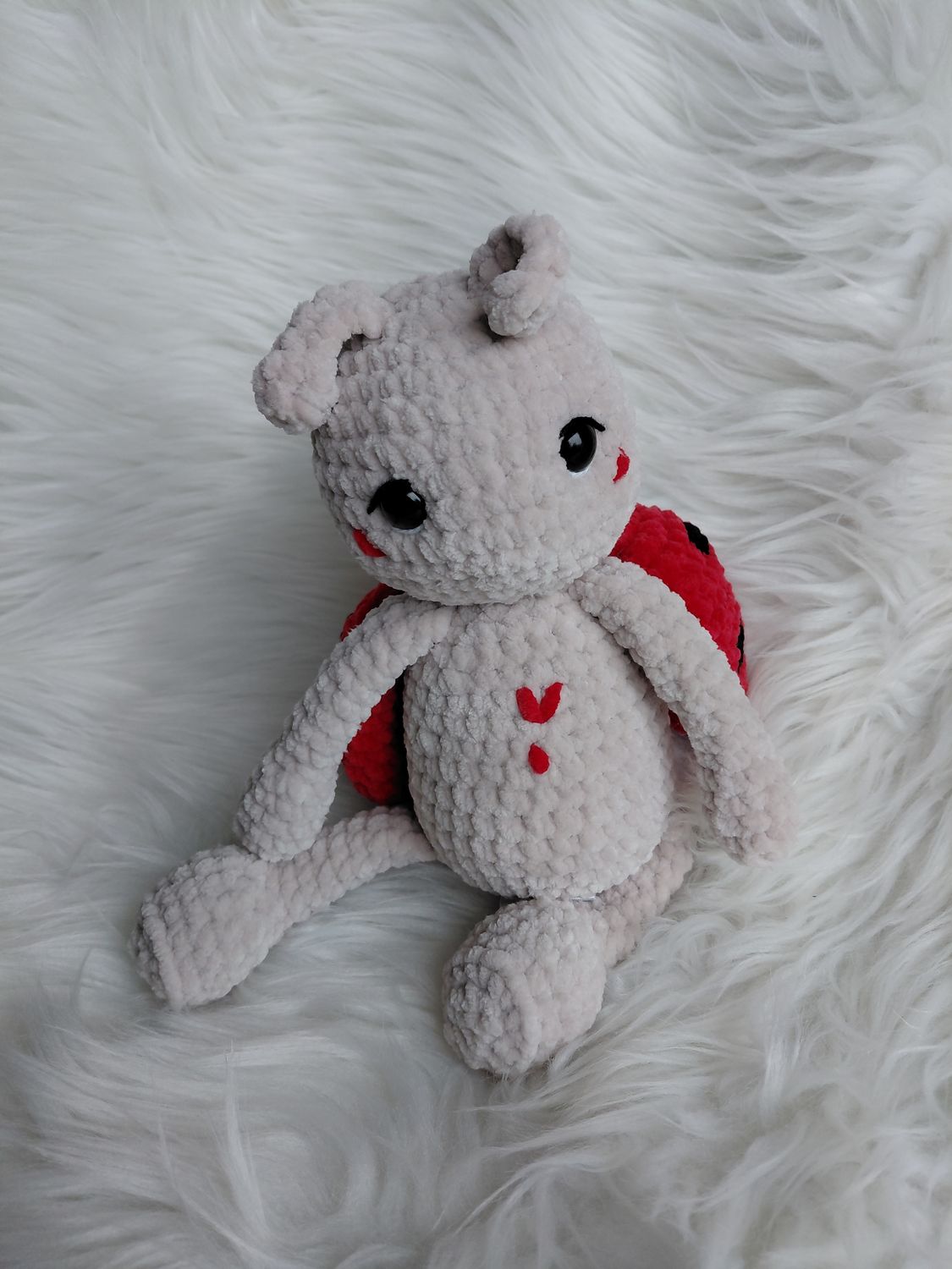 Coccinelle rouge entièrement crocheté à la main avec du fil de velours Coccinelle rouge entièrement crocheté à la main avec du fil de velours