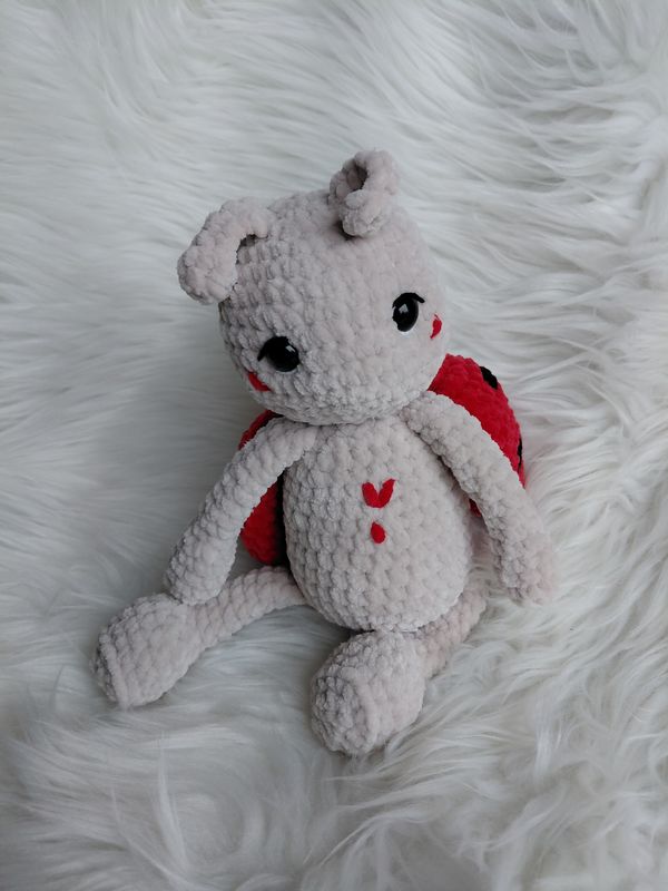 Coccinelle rouge entièrement crocheté à la main avec du fil de velours