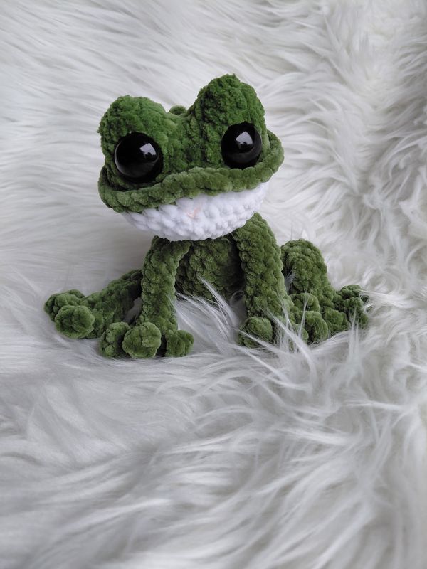 Grenouille vert foncé crocheté en fil de velours