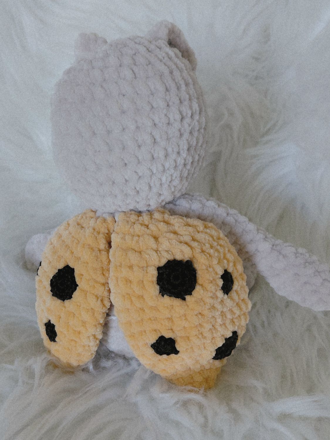 Coccinelle jaune entièrement crocheté à la main avec du fil de velours
