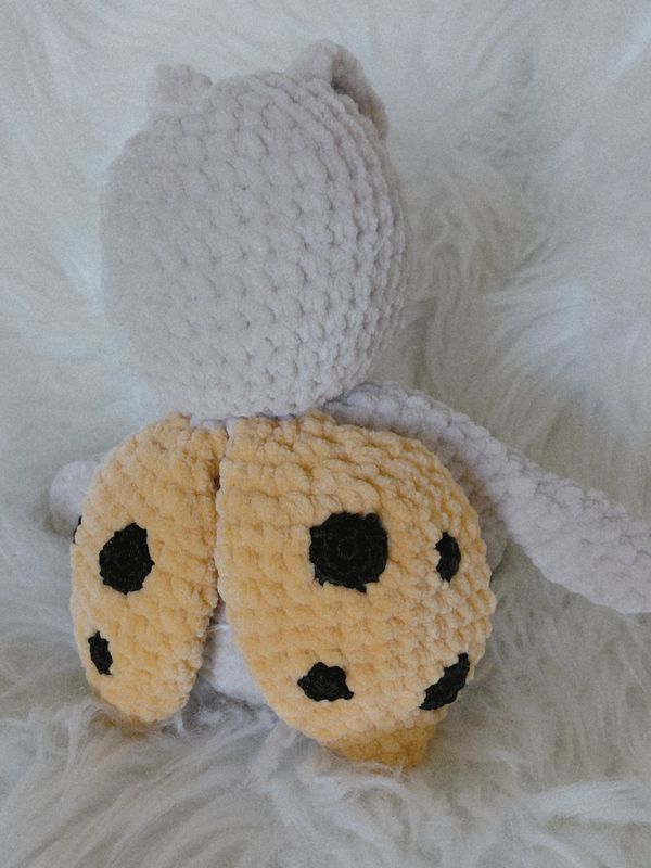 Coccinelle jaune entièrement crocheté à la main avec du fil de velours