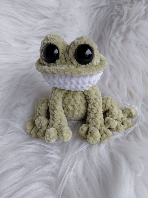 Grenouille vert mousse crocheté en fil de velours