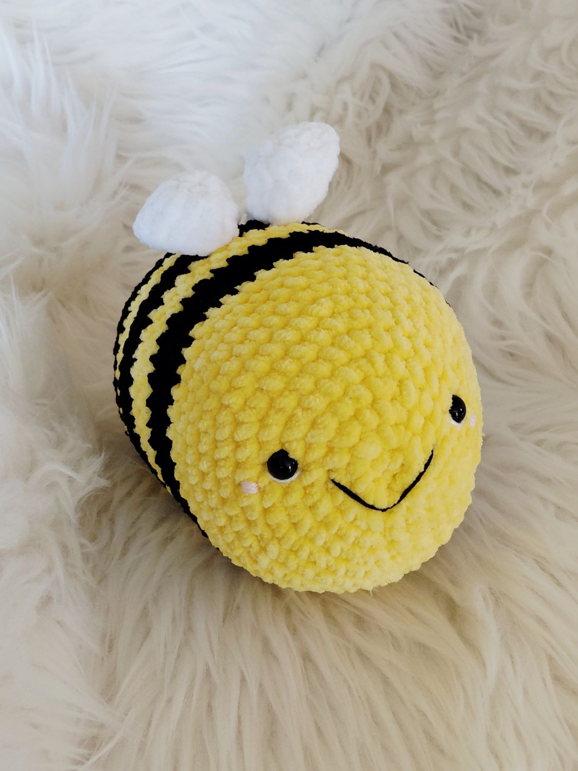 Abeille couleur Jaune et noir crocheté en fil chenille velours