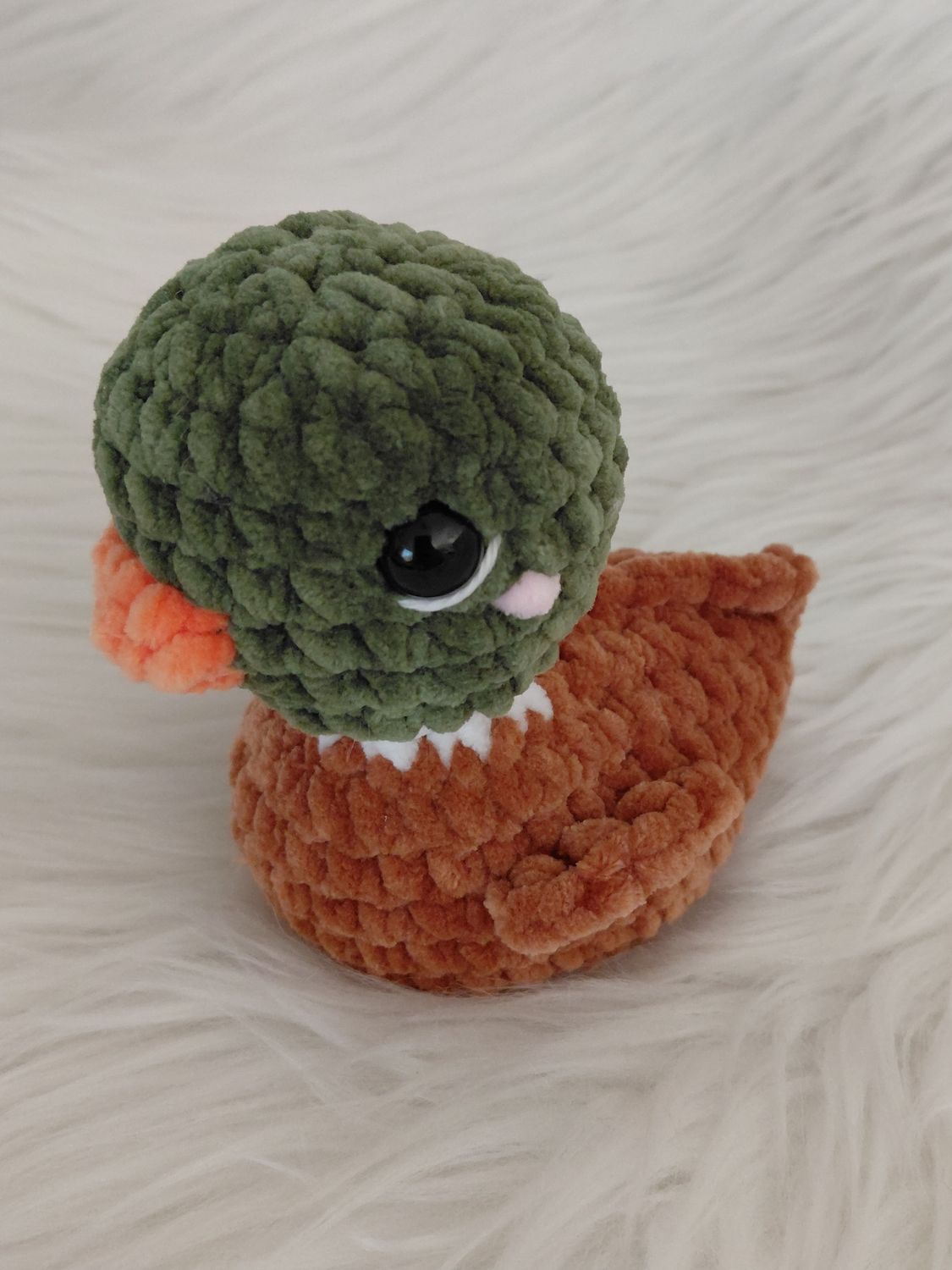Canard col vert crocheté en fil de velours chenille marron et vert Canard col vert crocheté en fil de velours chenille marron et vert