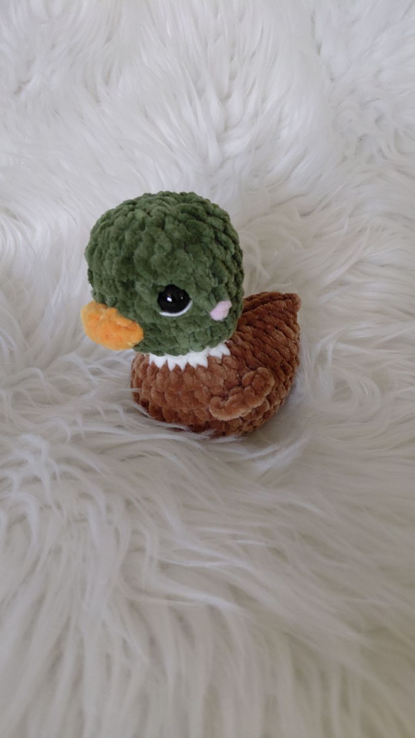 Canard col vert crocheté en fil de velours chenille marron et vert Canard col vert crocheté en fil de velours chenille marron et vert