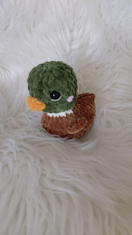 Canard col vert crocheté en fil de velours chenille marron et vert