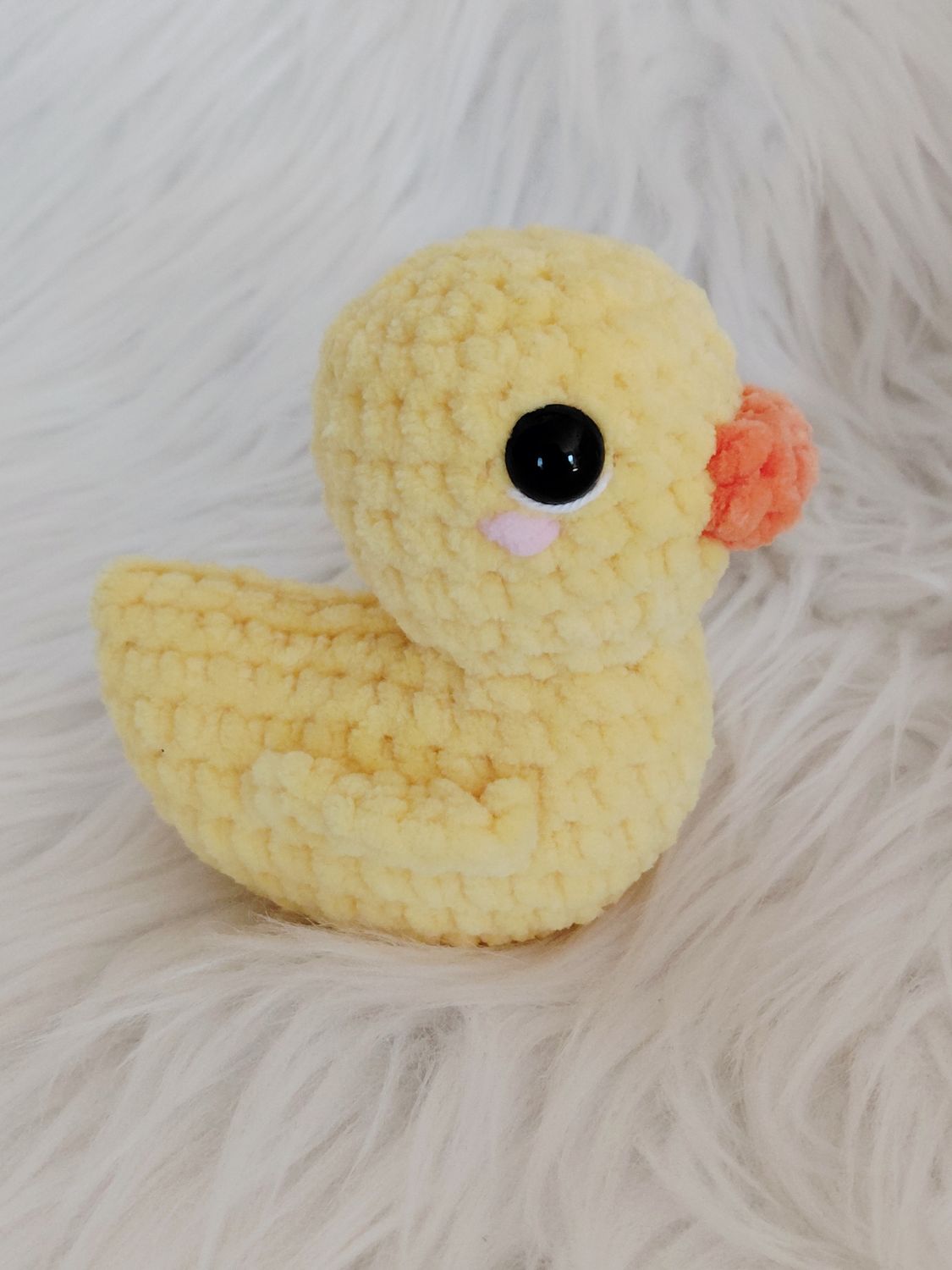 Canard crocheté en fil de velours chenille jaune Canard crocheté en fil de velours chenille jaune