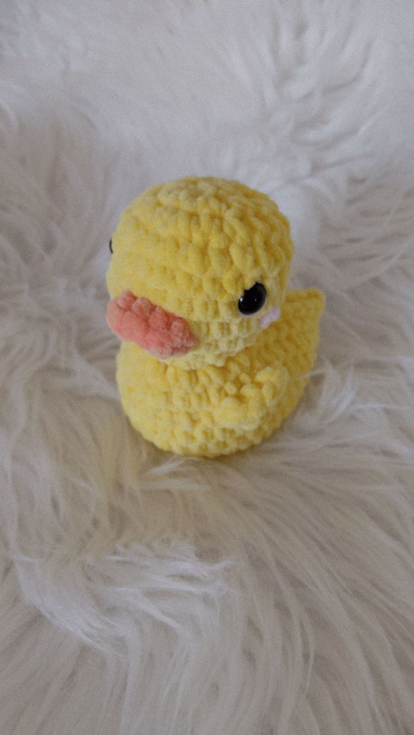 Canard crocheté en fil de velours chenille jaune Canard crocheté en fil de velours chenille jaune