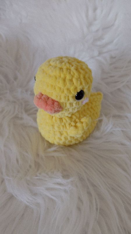 Canard  crocheté en fil de velours chenille jaune