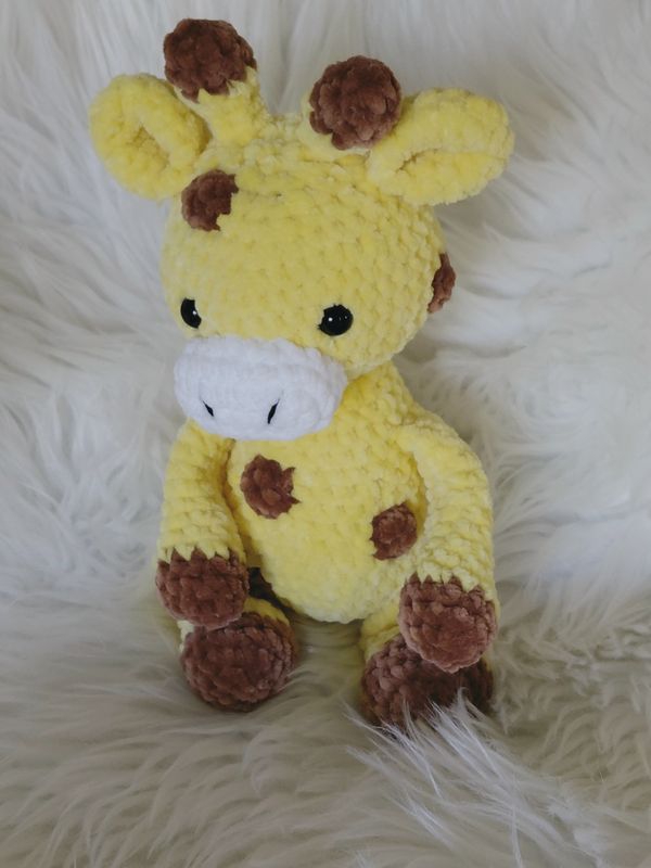 Girafe crochetée en fil velours jaune et marron