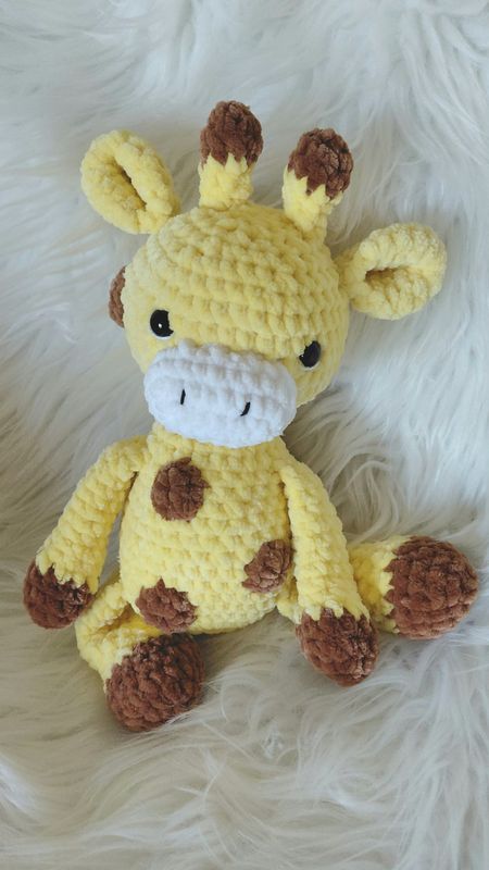 Girafe crochetée en fil velours jaune et marron