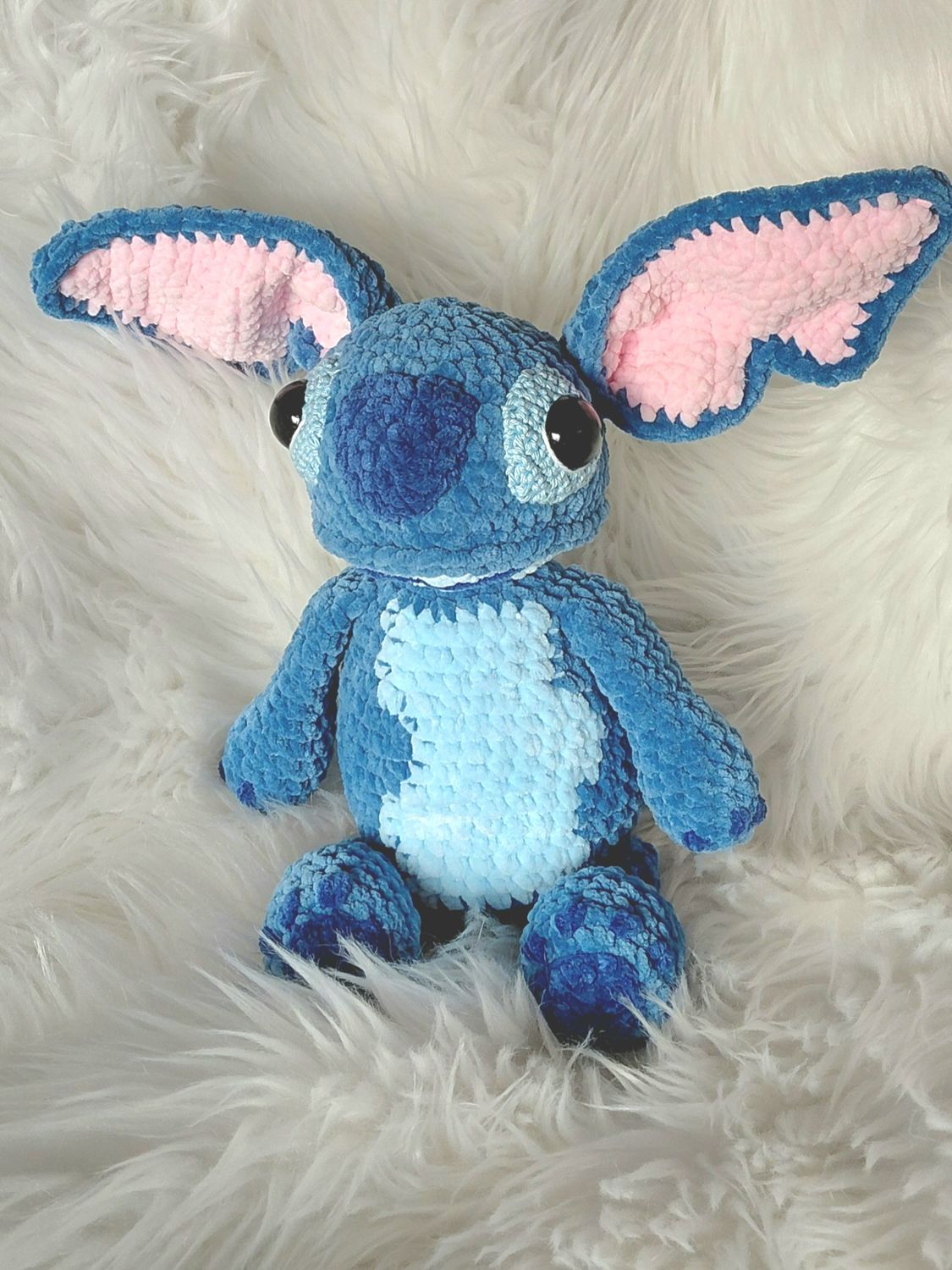 "Stitch" crocheté en fil velours bleu et rose
