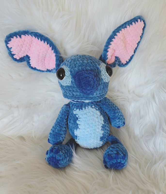 "Stitch" crocheté en fil velours bleu et rose