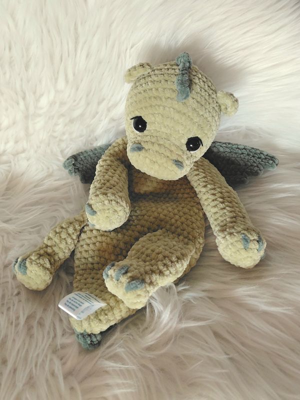 Dragon vert moux et plat crocheté en fil de velours