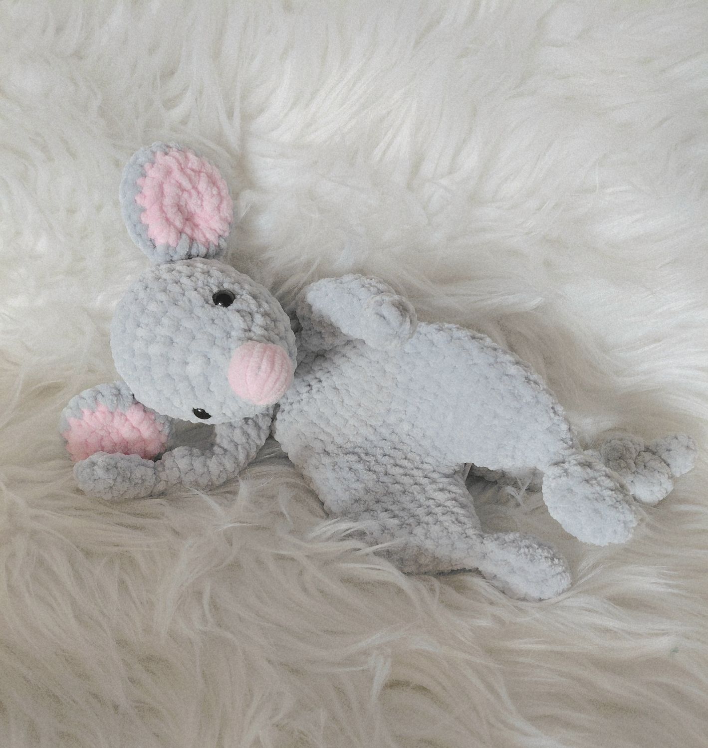 Souris moux et plat crocheté en fil de velours gris et rose