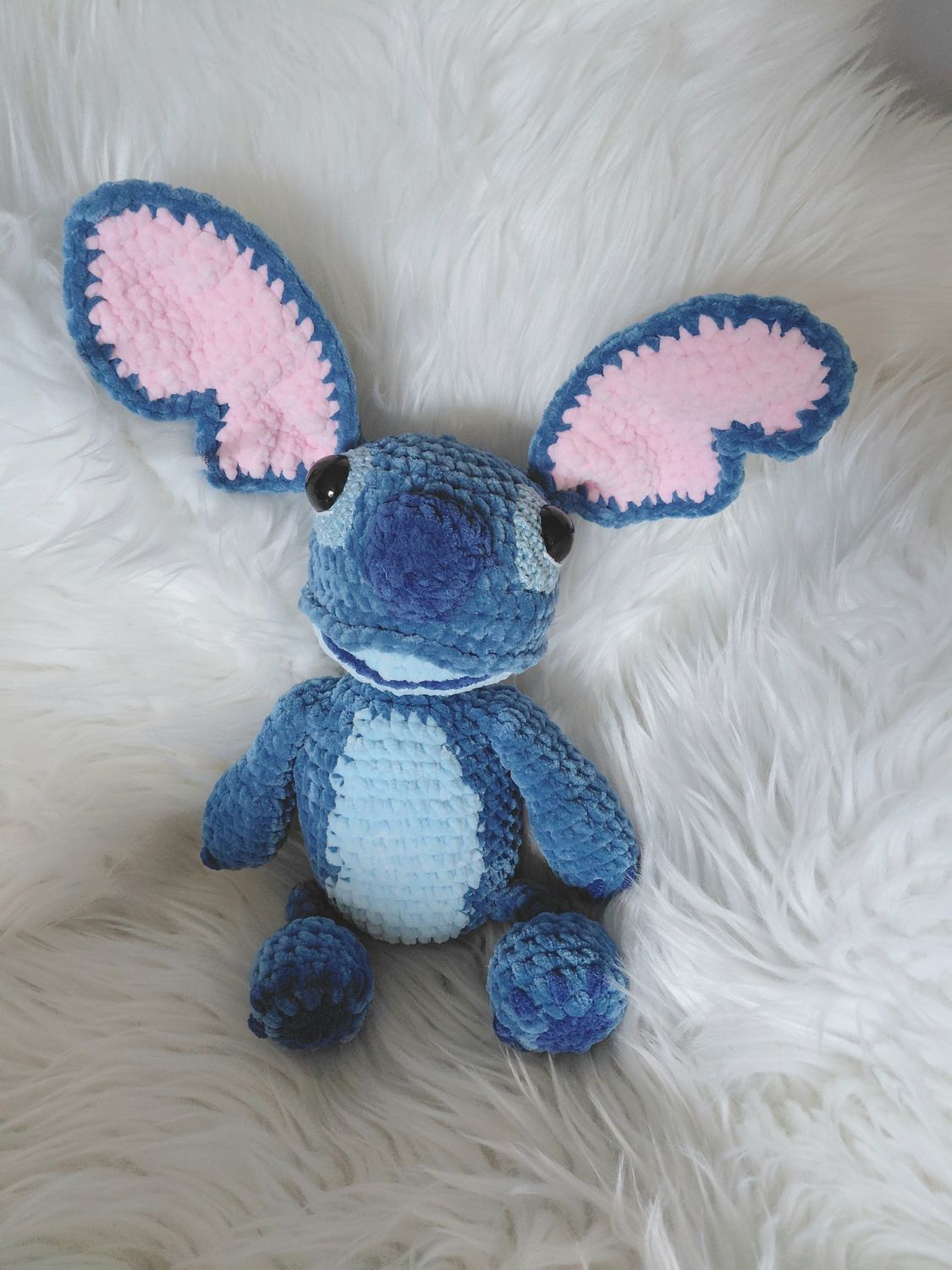 "Stitch" crocheté en fil velours bleu et rose