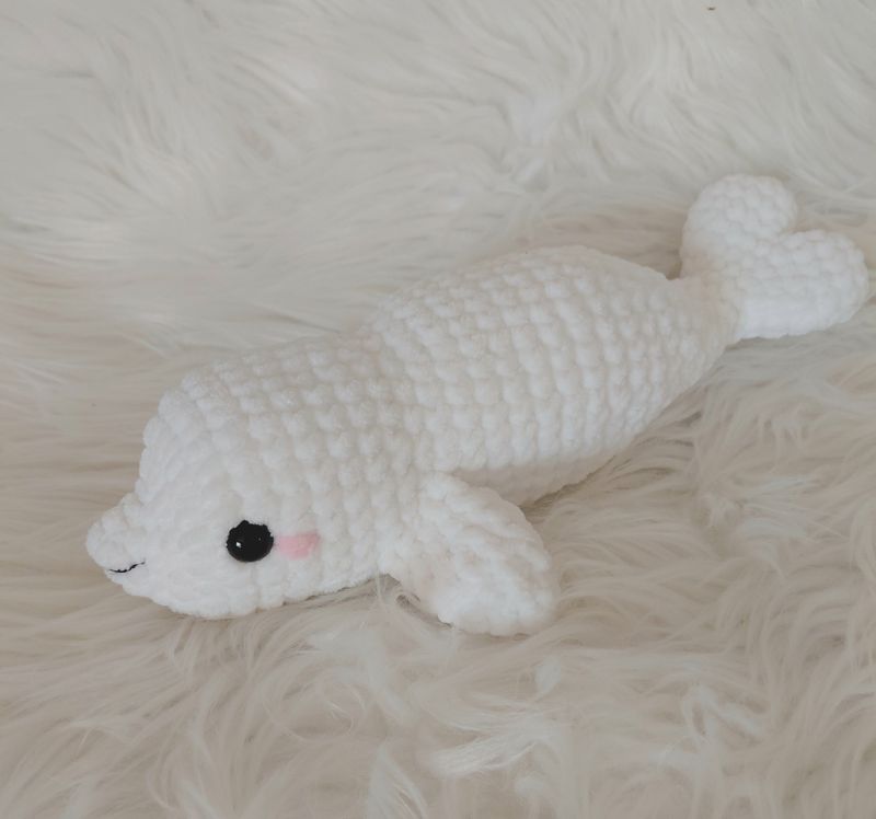 Poisson "Belouga" crocheté en fil de velours