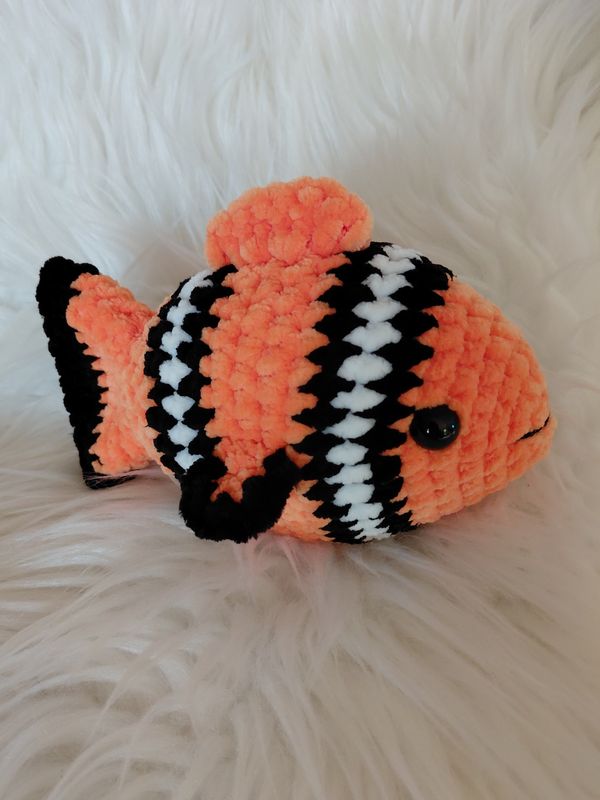 Poisson "nemo" crocheté en fil de velours