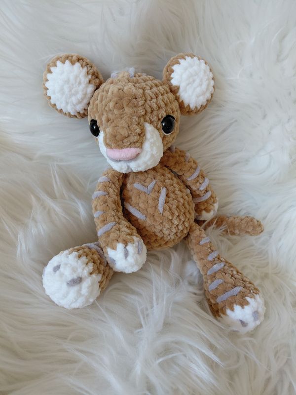 Tigreau beige rayé et crème crocheté en fil de velours