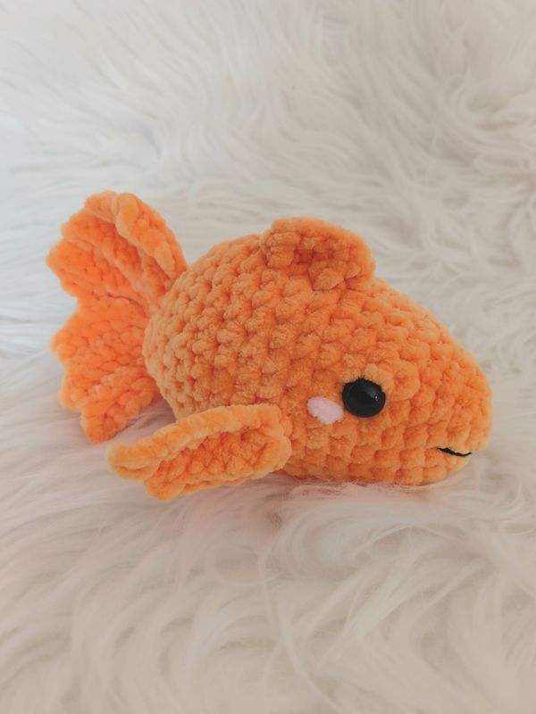 Poisson "goldefish" crocheté en fil de velours